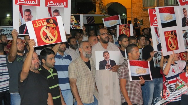 المئات من انصار الحركة الاسلامية في الطيبة يتظاهرون ضد ارتكاب المجازر في مصر 